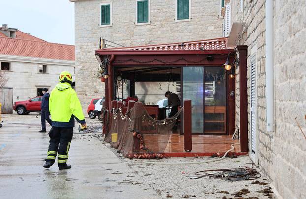 Kaštela: Sanacija štete od posljedica jakog juga i plime