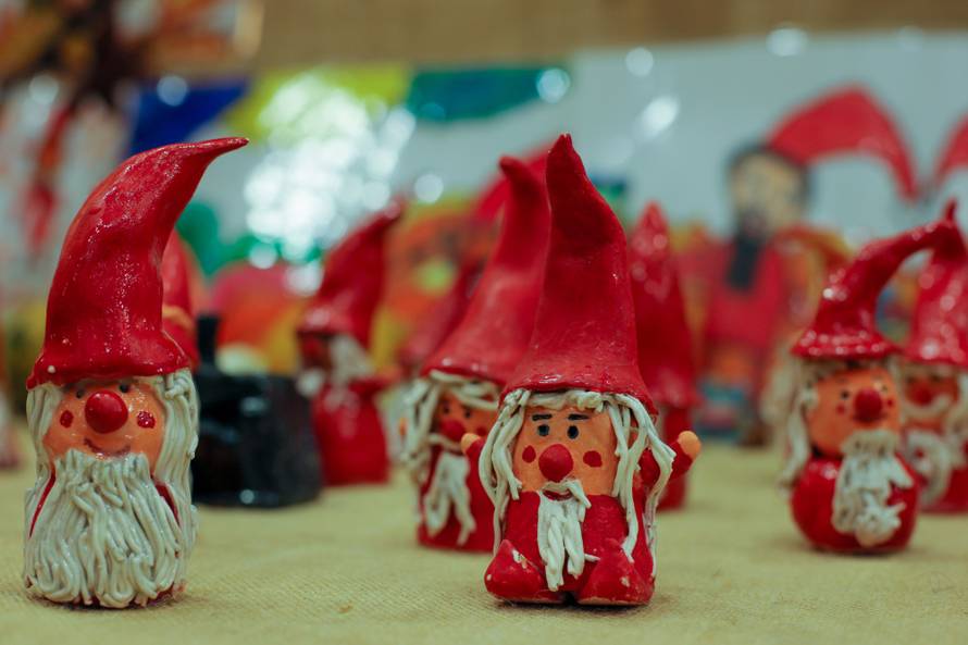 Mali zadrugari izrađuju torbice od komušine i pčelinji melem