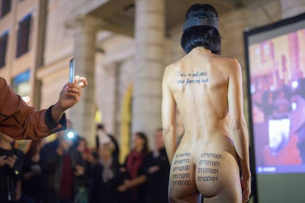 Rijeka: Performerica Milo Moire gola predvodila  okupljenu publiku do nove zgrade MMSU