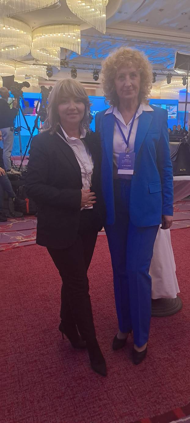 Nosi im se plava boja: HDZ-ovci od glave do pete odjenuli plavu