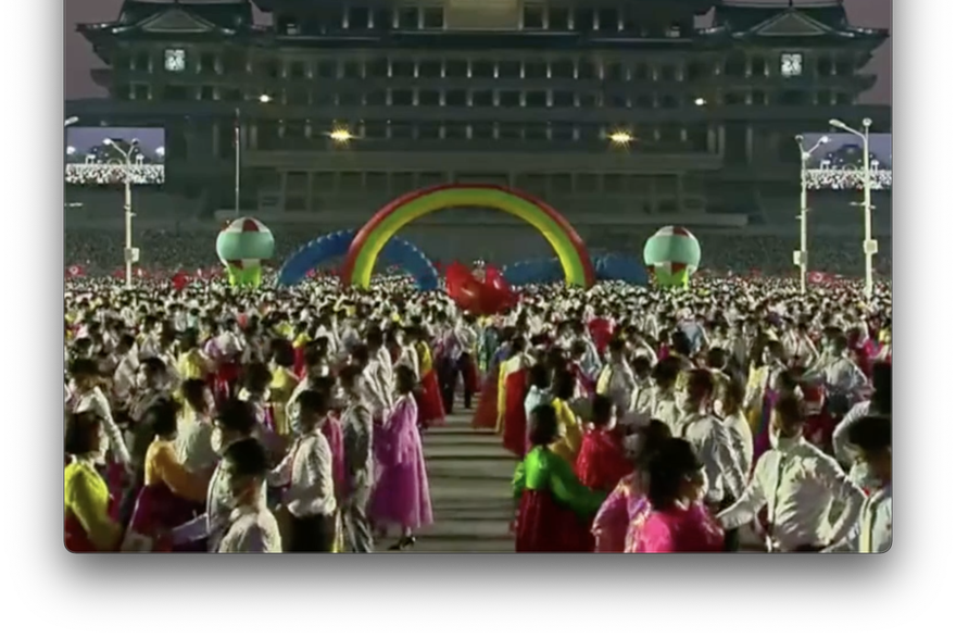 Slavlje u Sjevernoj Koreji: Tisuće ljudi plesom obilježilo rođendan 'Velikog vođe'