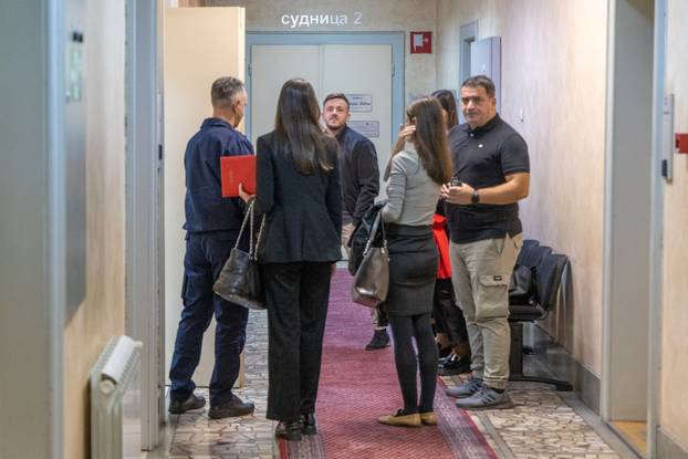 Potresne fotografije roditelja ubijene djece u Beogradu: U suzama se grle pred sudom