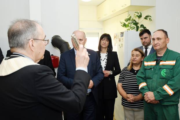 Petrinja: Ministar Bačić obišao tri obitelji koijim su izgrađene zamjenske kuće