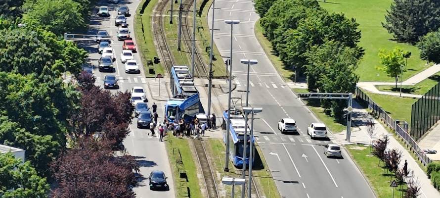 DRAMA NA JARUNU Sudar policijskog auta i tramvaja koji je iskočio: 'Putnici su vrištali'