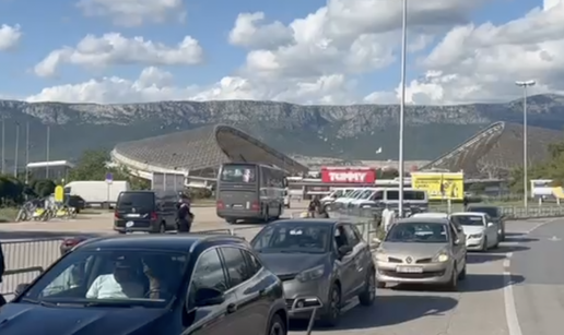 VIDEO Zbog riječkih navijača policija blokirala prilaz Poljudu