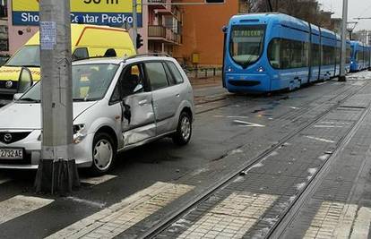 Sudar tramvaja i automobila: Jedna osoba završila u bolnici