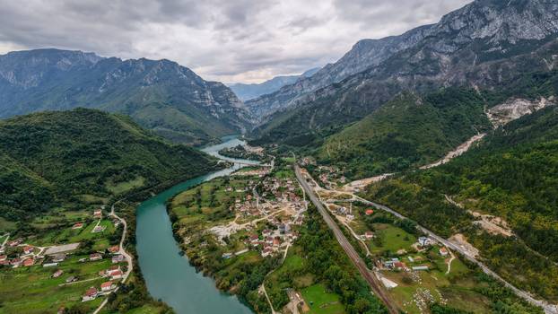 Pogled iz zraka na Donju Jablanicu gdje je prije godinu dana u bujičnim poplavama poginulo 19 osoba