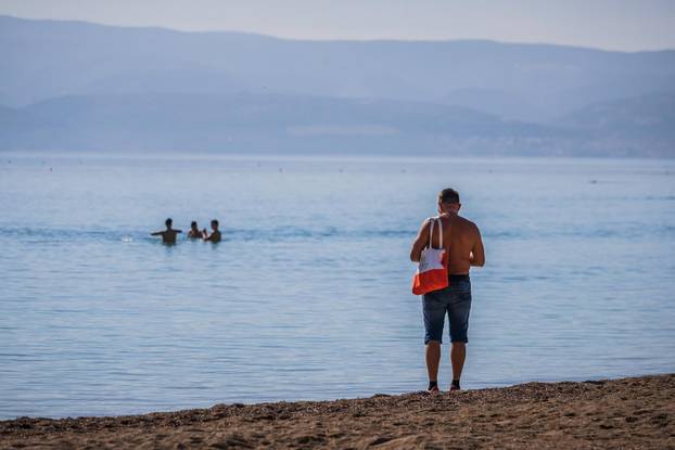 Omiš: Ljetni ugođaj na gradskoj plaži