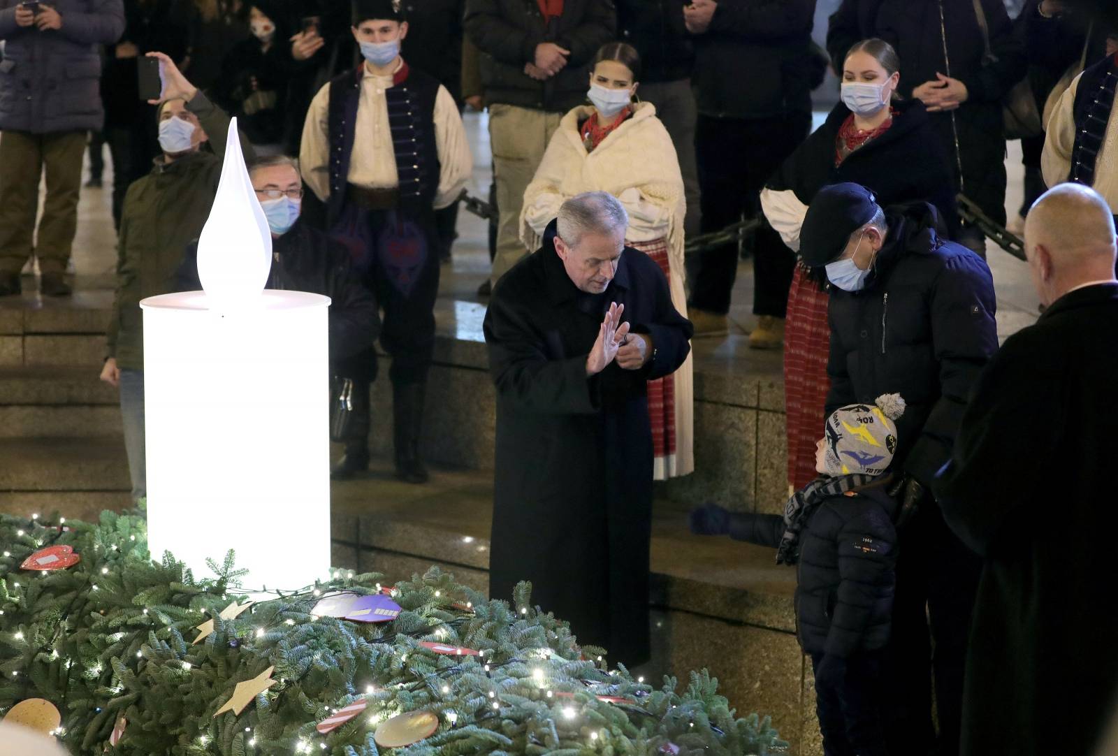 Advent u Zagrebu počeo paljenjem prve svijeće na Manduševcu