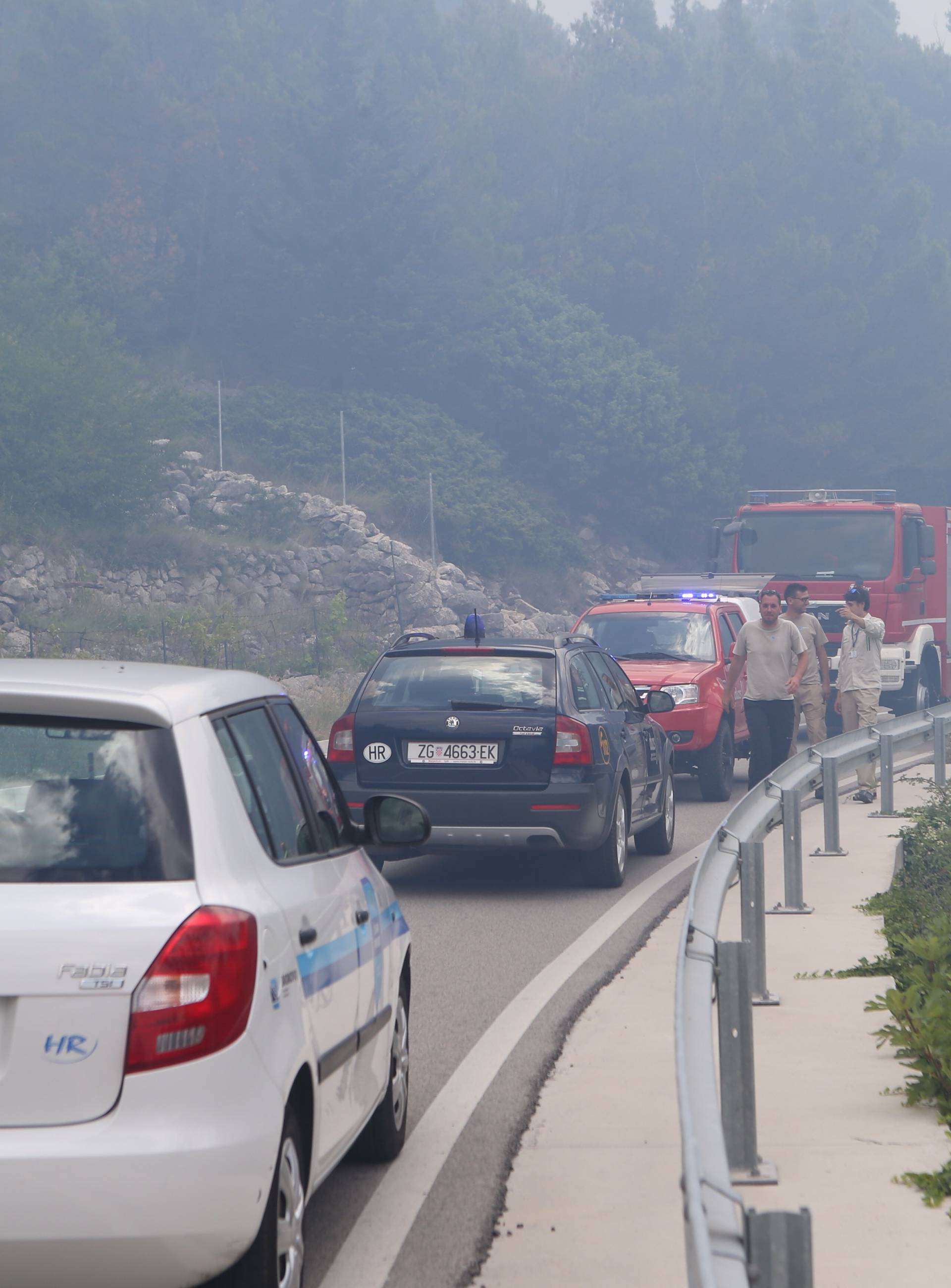 Zaustavljeno je širenje vatrene stihije, opasnost još nije prošla