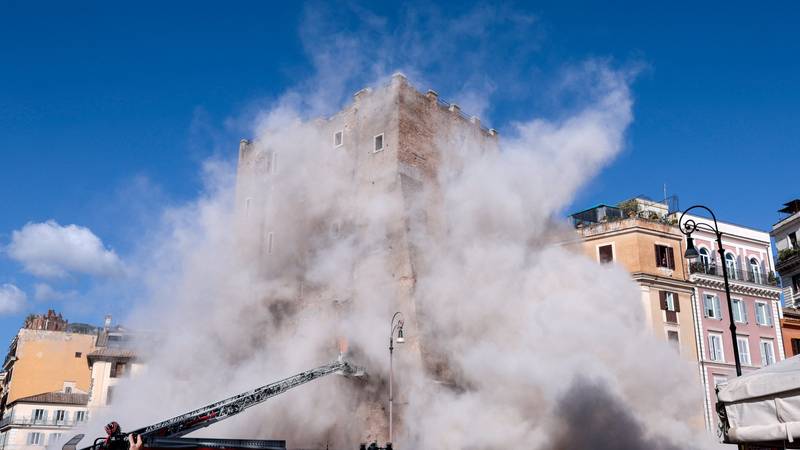 Radnika nakon 11 sati spasili iz urušene srednjovjekovne kule u Rimu. Preminuo je u bolnici