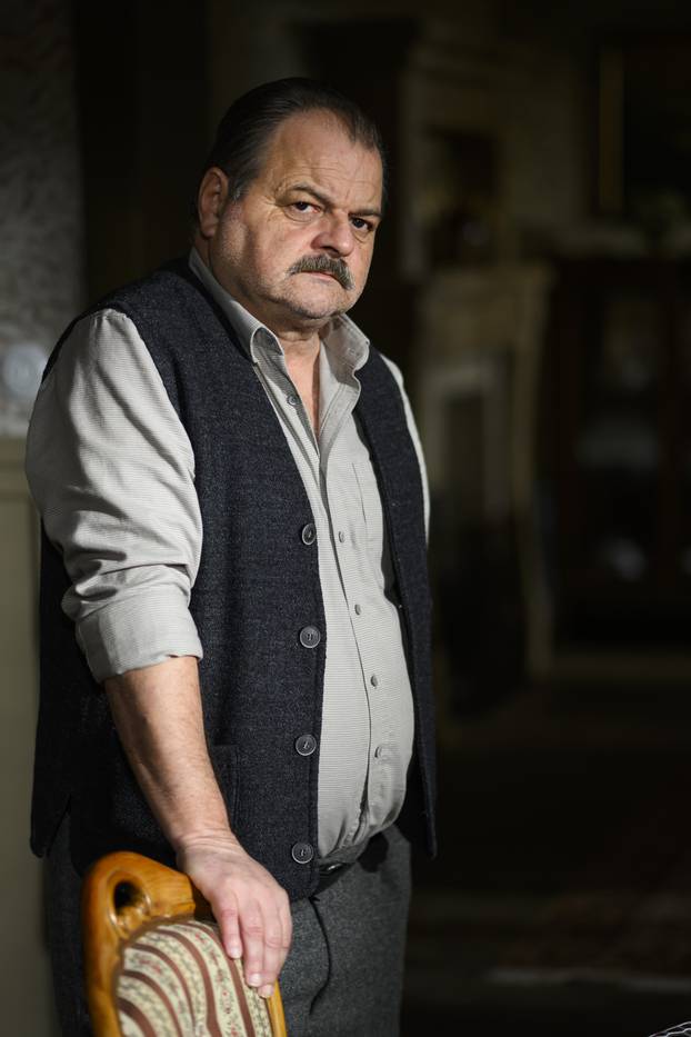 Zagreb, 07.10.2025 - Glumci RTL serije Divlje pcele poziraju na setu u studiju Jadran filma