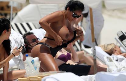 Porno glumica Kiara na plaži je pokazala svoje ogromne grudi