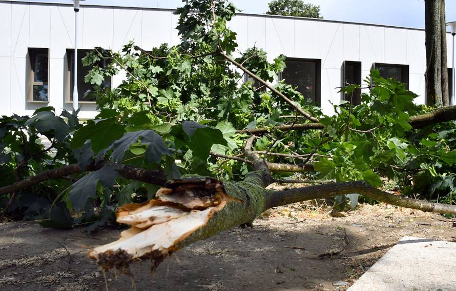 FOTO Dvoje ljudi ozlijeđeno u oluji koja je poharala Zagreb, velika šteta i u Slavoniji...