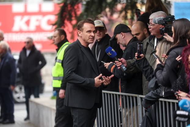 Sarajevo: Dolazak uzvanika na komemoraciju za Halida Bešlića u Narodno pozorište