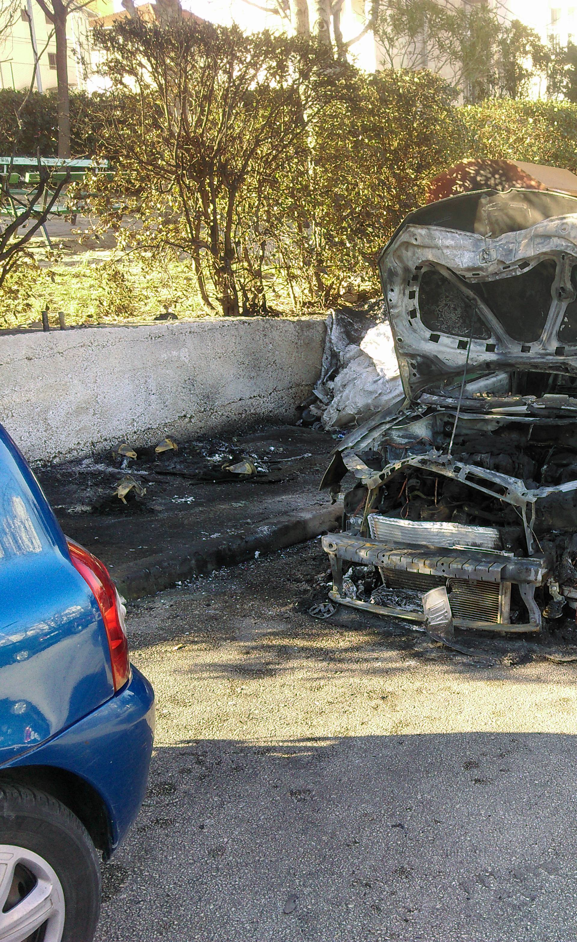 Požar u Splitu: S kontejnera se proširio na aute na parkiralištu