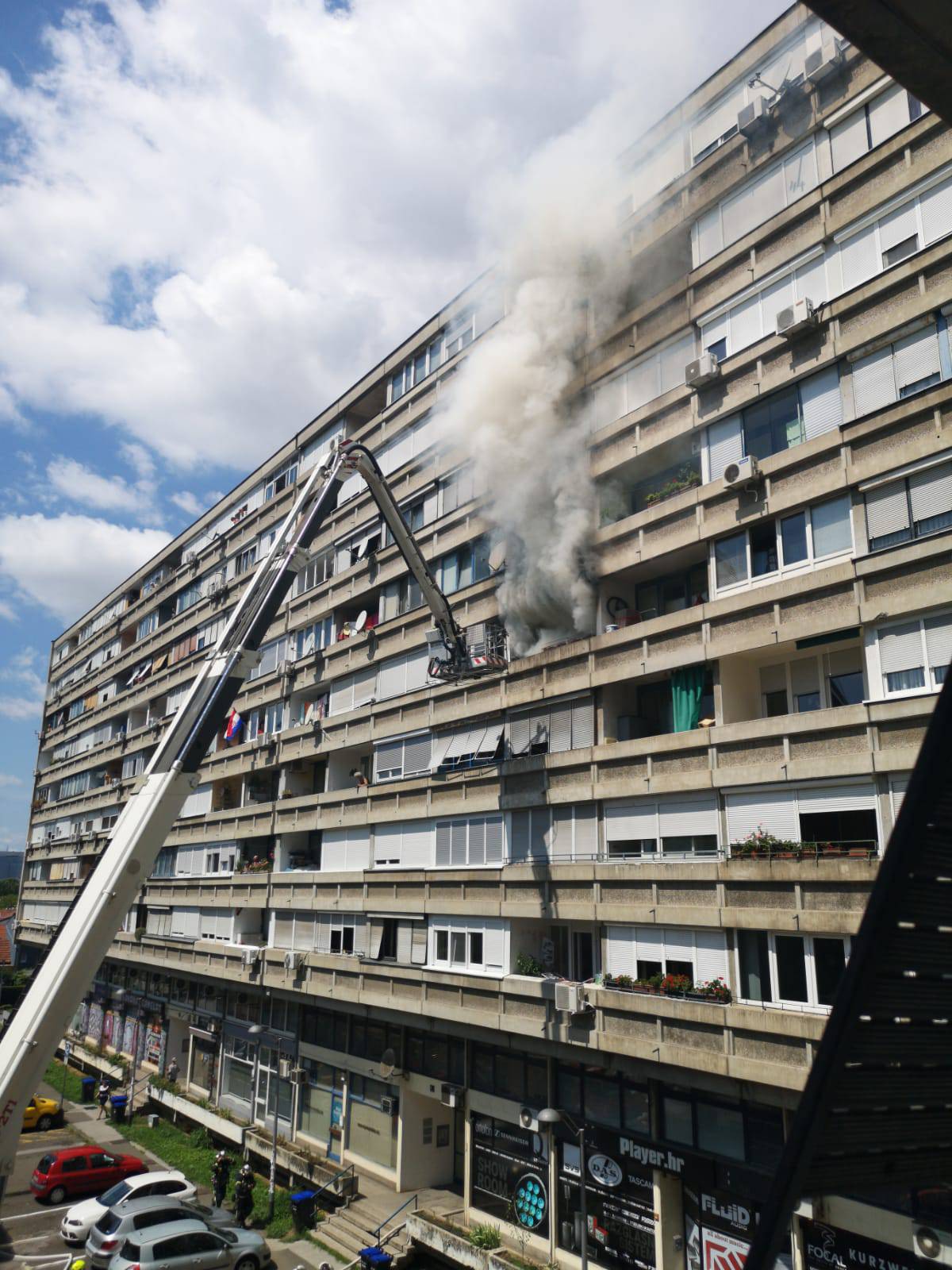 Požar u Zagrebu: Gorio stan na Krugama, sukljao je gust dim