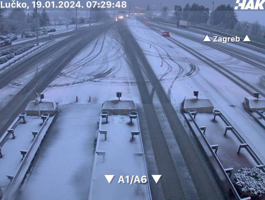 Ne krećite na put bez zimske opreme. Kolona na A2 kod Zaprešića oko tri kilometra