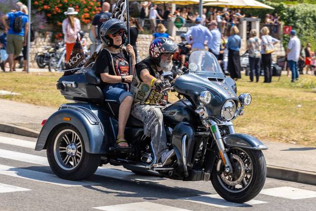 Nekoliko tisuća vlasnika Harley Davidsona prolazi kroz Pulu u defileu