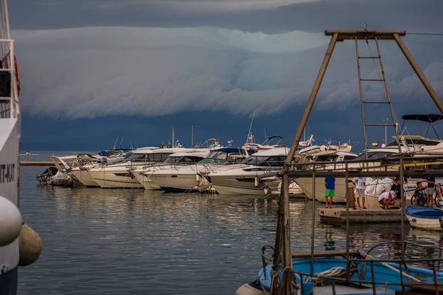 Novalja: Dolazak olujnog nevremena nad Novalju
