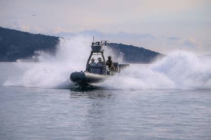 FOTO Hrvatski specijalci u akciji: U vježbi s NATO snagama zauzeli su 'oteti brod kod Krka'