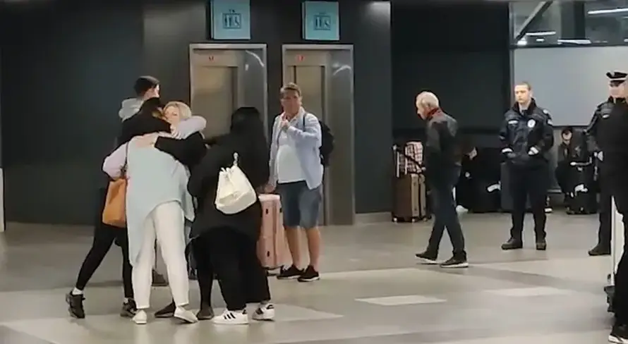 FOTO Avion iz Dubaija sletio u Beograd, evakuirali 200 Srba: 'Vidio sam raketne napade!'