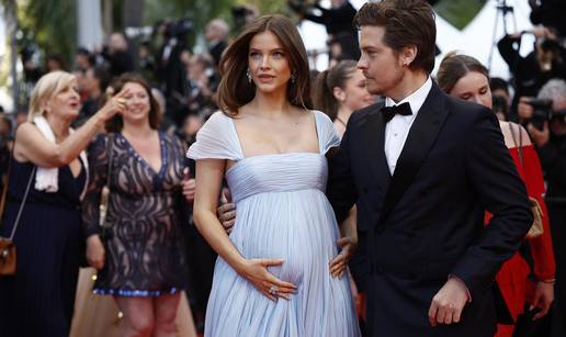 Nakon glamura u Cannesu stigla potvrda! Barbara Palvin i Dylan Sprouse &ccaron;ekaju prvo dijete