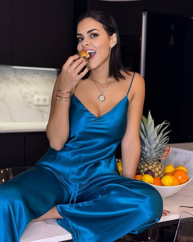 FOTO Zaljubljena je u sebe: 'Dečko mi ne treba, dovoljno mi je pogledati se u ogledalo'