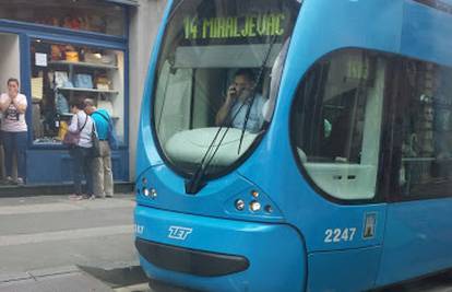 Za dlaku izbjegnuta tragedija: Muškarac legao ispod tramvaja
