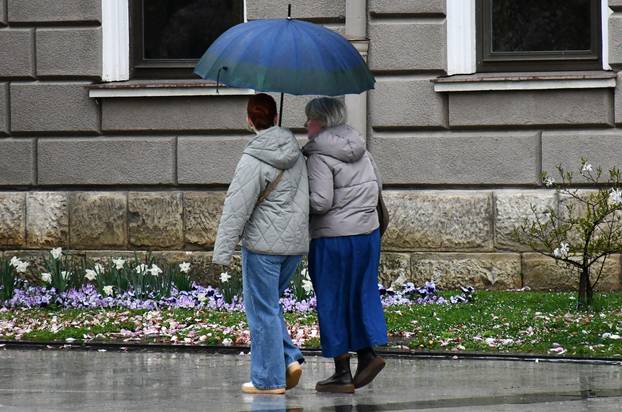 Slavonski Brod:  Kišno i tmurno proljetno poslijepodne na gradskim ulicama