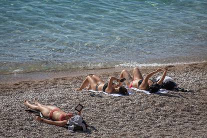 FOTO U Dubrovniku je i dalje ljeto: Turisti preplavili grad, uživaju na plažama i sunčaju se