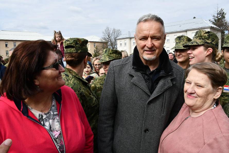 Na svečanoj prisegi ročnika u Požegi pozornost je privukla Diva Perković, kći pjevača Marka Perkovića Thompsona