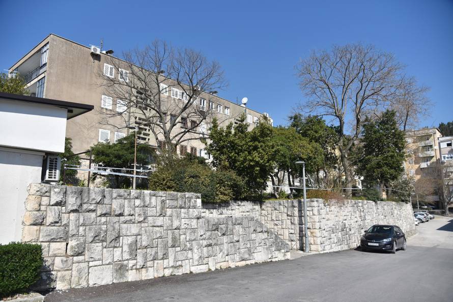 Ploče: Policijski očevid na mjestu gdje je u pucnjavi ubijen maloljetnik