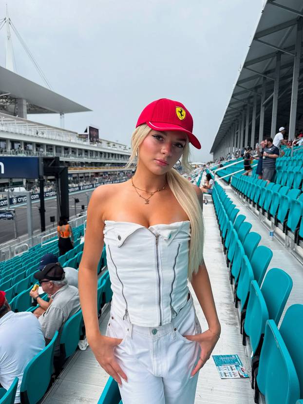 FOTO Brucošica skinula majicu pred punim stadionom. Priveli je: 'Tko će mi platiti jamčevinu?'