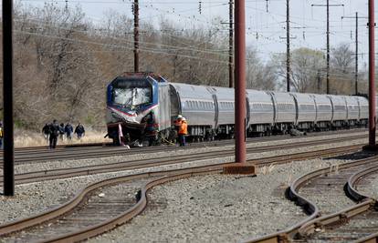 Vlak s 340 putnika naletio na bager, poginulo je dvoje ljudi