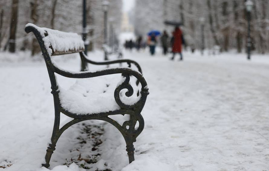 Zagreb: Maksimir, jedno od omiljenih mjesta za sanjkanje, grudanje ili šetnju po snijegu