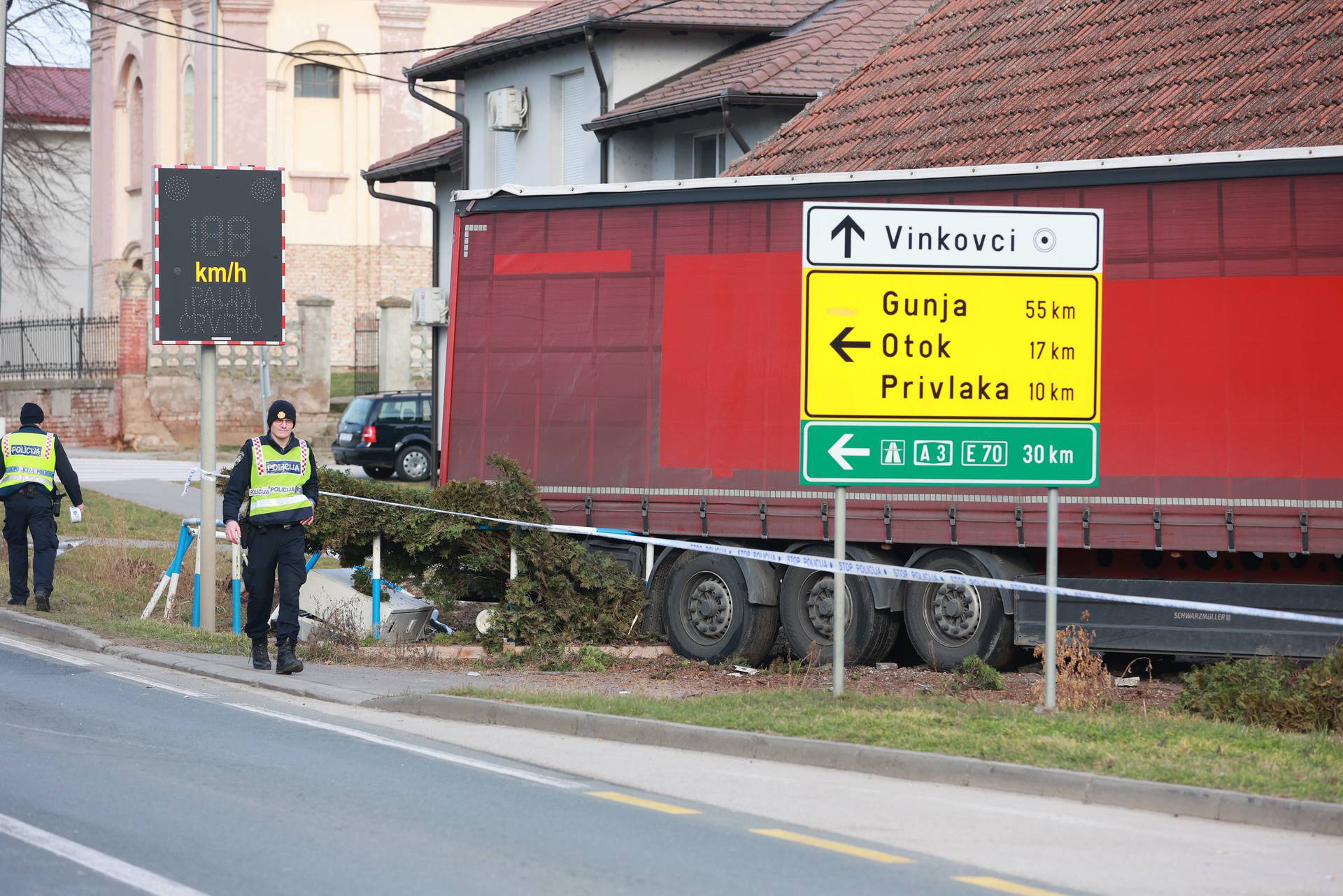 Kamion se zabio u kuću kod Vinkovaca, više ljudi ozlijeđeno