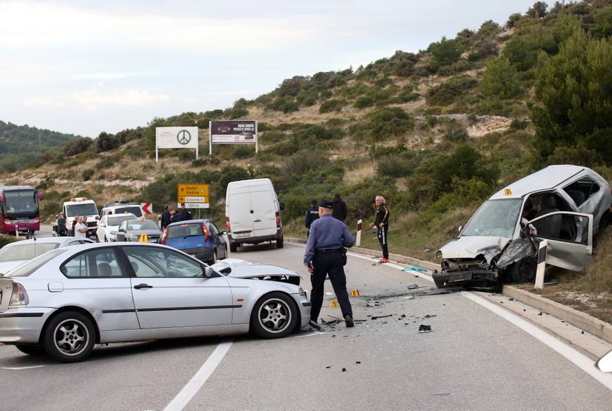 Krš i lom na ulazu u Šibenik: BMW bez pola prednjeg dijela
