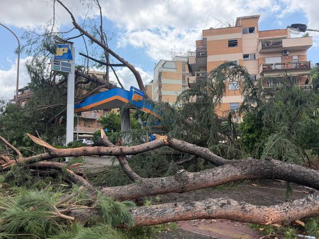 Oluja pogodila Rim, velika šteta u gradu