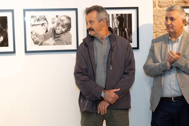 Osijek: Svečano otvorenje izložbe fotografija fotoreporterke Pixsella Emice Elveđi "Srce za Afriku"