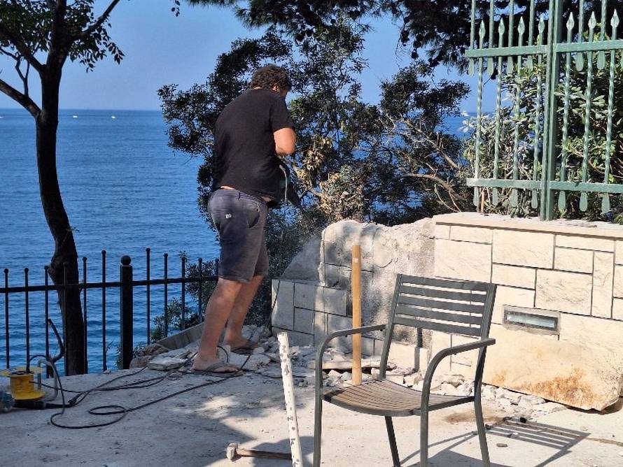 VIDEO Dubrovčani srušili zid koji je ogradio plažu, evo kako sada izgleda. Reagirali i iz hotela