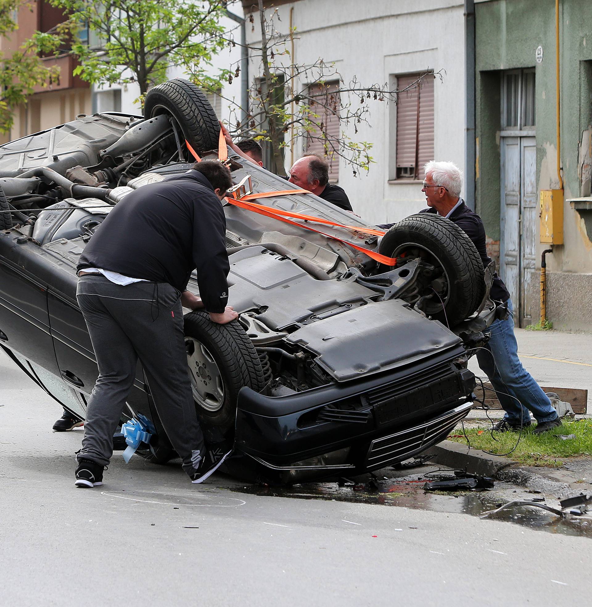 Zabio se u parkirani automobil, poletio pa završio na krovu