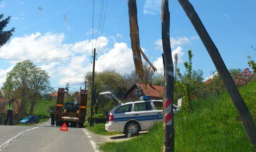 Vozač labudice zahvatio je električni stup te ga prepolovio