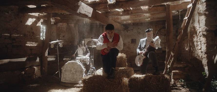 Muze kravu, nosi mačku i pleše u narodnoj nošnji: Favorit Dore Baby Lasagna snimio je spot