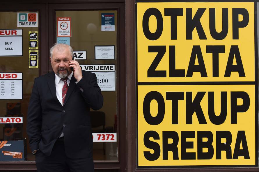 Prevarili ih: Dobili ovrhu zbog struje, a imaju jednu žarulju...