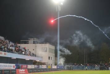 Vinkovci: Torcida bakljama gađala navijače Cibalije