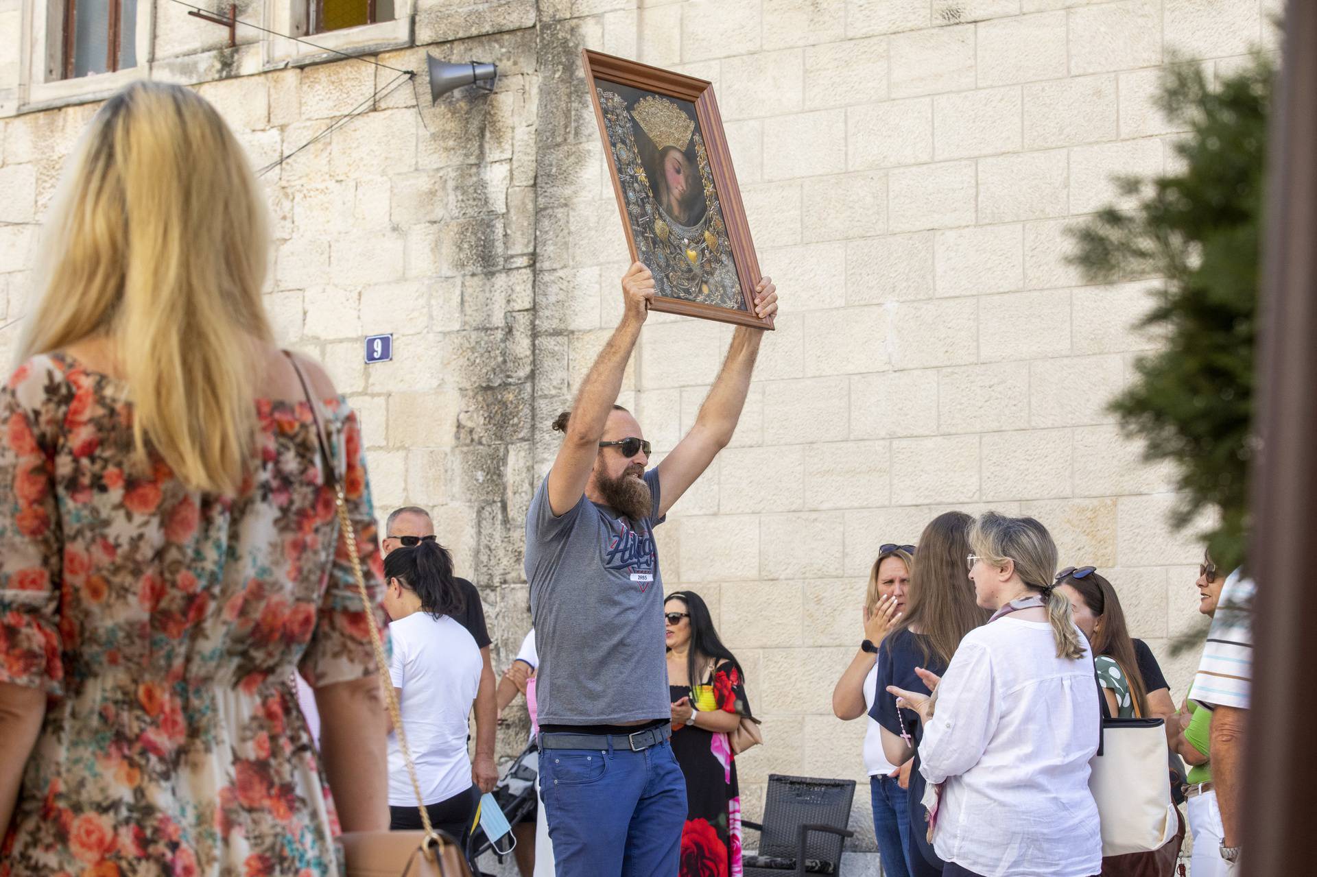 Sinj: Muškarac poveo procesiju ispred svetišta Gospe Sinjske iako je ona otkazana zbog koronavirusa