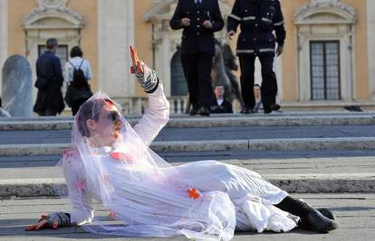 Rim: Vjenčanicama se bore protiv nasilja nad ženama