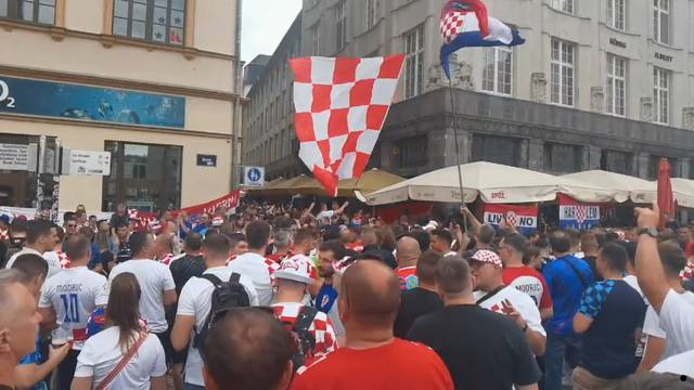 Hrvatski navijači u Leipzigu dan uoči Italije