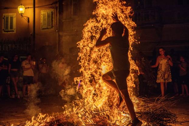 Mladići preskakali krijes Svetog Ivana i tjerali štrige preko Učke